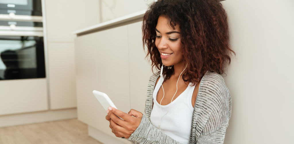 Smart shopper comparing budget-friendly phone plans to cut monthly costs by switching from a major carrier to a Gen Mobile prepaid plan with an unlocked phone.